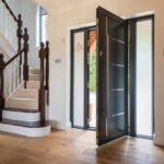 Входные двери для частного дома: популярные дизайнерские решения